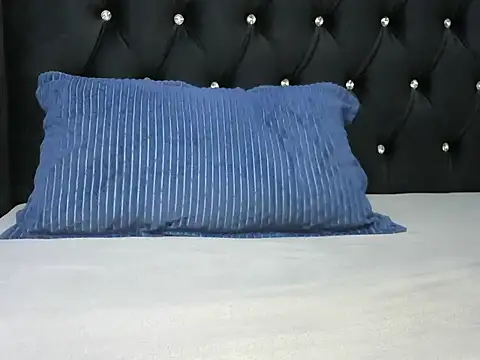 Snapshot of Cryaluna chatting on October 2025 09:21:02 AM Cryaluna online show from October 2025 09:21:02 AM