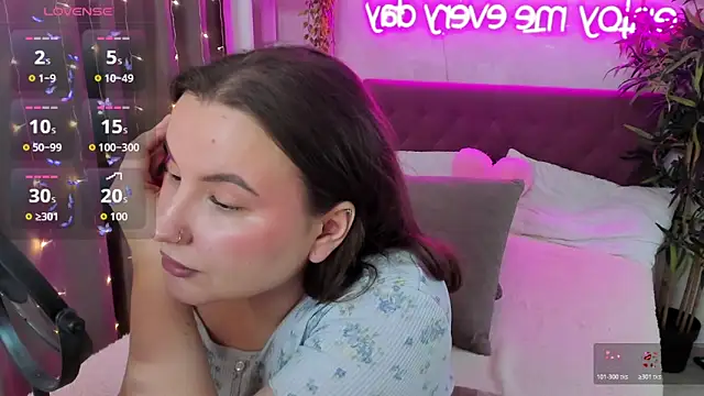 Snapshot of FeralPeach chatting on March 2026 05:11:01 AM FeralPeach online show from March 2026 05:11:01 AM