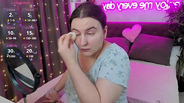 Snapshot of FeralPeach chatting on March 2026 07:03:02 AM FeralPeach online show from March 2026 07:03:02 AM