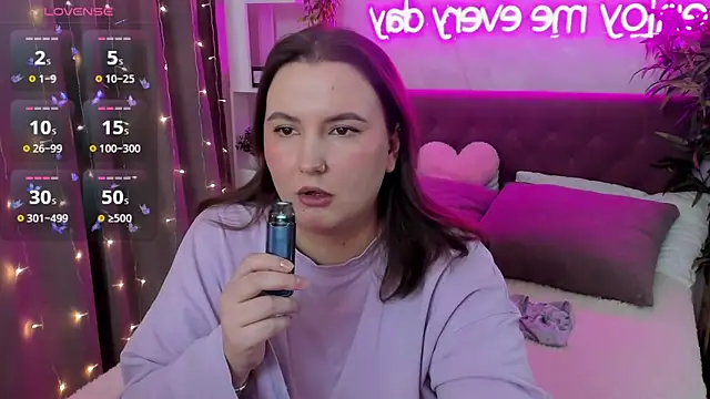 Snapshot of FeralPeach chatting on March 2026 06:28:02 AM FeralPeach online show from March 2026 06:28:02 AM