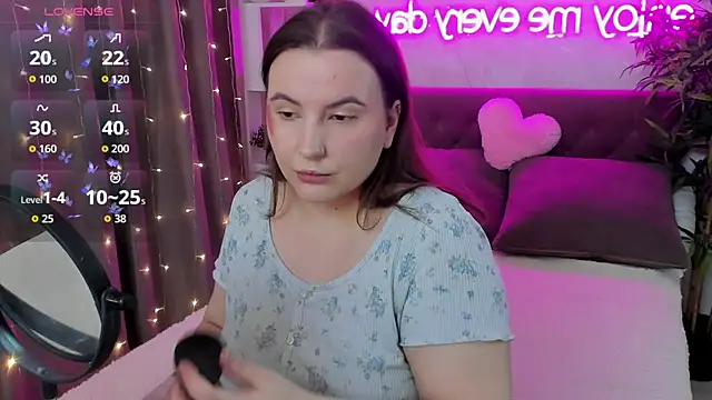 Snapshot of FeralPeach chatting on April 2026 03:49:02 AM FeralPeach online show from April 2026 03:49:02 AM