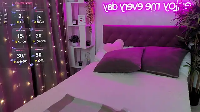 Snapshot of FeralPeach chatting on April 2026 04:31:01 AM FeralPeach online show from April 2026 04:31:01 AM