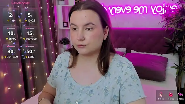 Snapshot of FeralPeach chatting on April 2026 08:15:02 AM FeralPeach online show from April 2026 08:15:02 AM