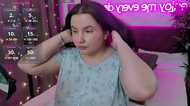 Snapshot of FeralPeach chatting on April 2026 07:00:02 AM FeralPeach online show from April 2026 07:00:02 AM