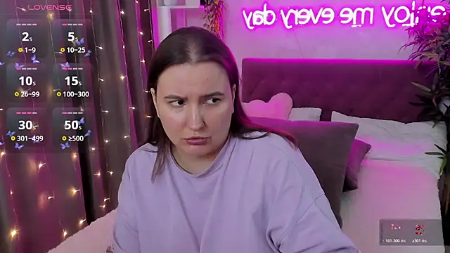 Snapshot of FeralPeach chatting on April 2026 07:12:01 AM FeralPeach online show from April 2026 07:12:01 AM