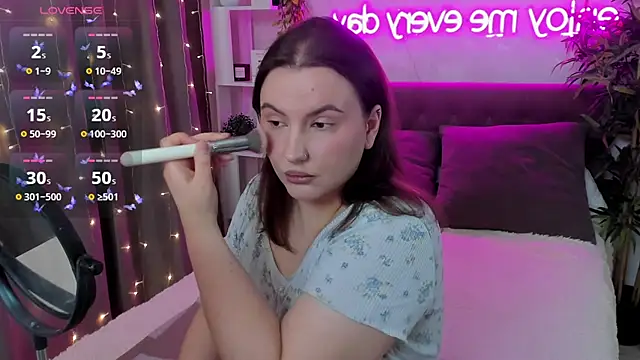 Snapshot of FeralPeach chatting on April 2026 07:11:02 AM FeralPeach online show from April 2026 07:11:02 AM