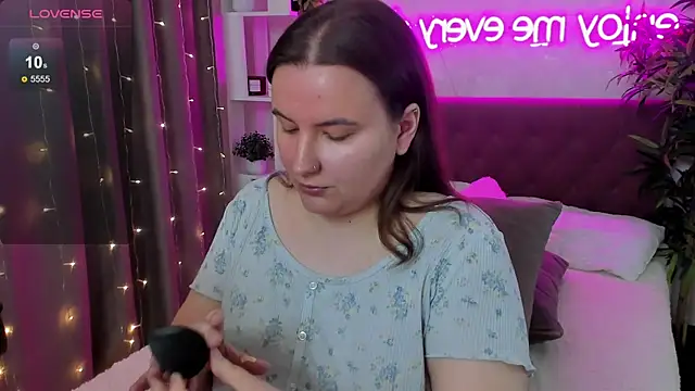 Snapshot of FeralPeach chatting on May 2026 07:17:02 AM FeralPeach online show from May 2026 07:17:02 AM