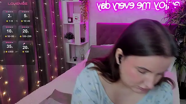 Snapshot of FeralPeach chatting on May 2026 05:37:02 AM FeralPeach online show from May 2026 05:37:02 AM