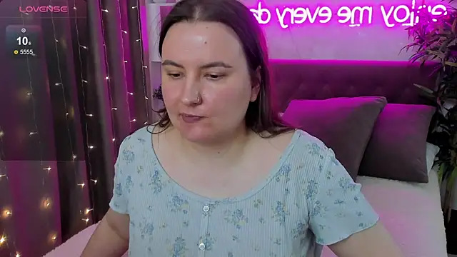 Snapshot of FeralPeach chatting on May 2026 06:32:02 AM FeralPeach online show from May 2026 06:32:02 AM