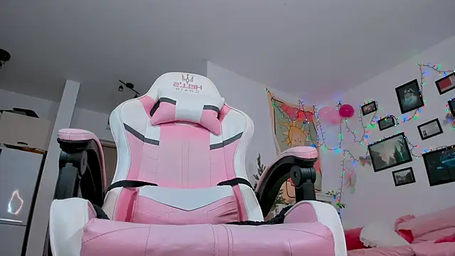 Snapshot of Mia_Madden chatting on December 2024 02:21:02 AM Mia Madden online show from December 2024 02:21:02 AM