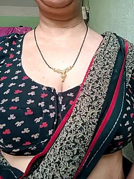 Snapshot of Rosy-B chatting on April 2026 01:42:02 AM Rosy-B online show from April 2026 01:42:02 AM