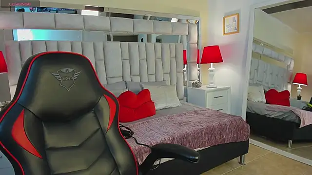 mariiahneedles online show from January 2025 11:58:01 PM