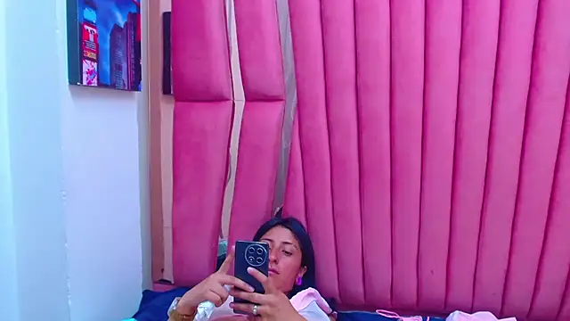 Snapshot of Cameron_cutte chatting on February 2025 06:12:01 AM Cameron cutte online show from February 2025 06:12:01 AM