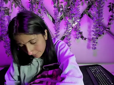 Snapshot of Cameron_cutte chatting on October 2025 08:42:01 PM Cameron cutte online show from October 2025 08:42:01 PM