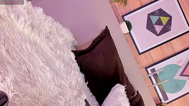 Snapshot of IzzyWild chatting on February 2025 02:44:01 PM IzzyWild online show from February 2025 02:44:01 PM