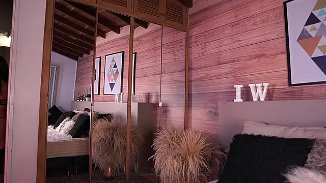 Snapshot of IzzyWild chatting on October 2025 11:43:01 AM IzzyWild online show from October 2025 11:43:01 AM