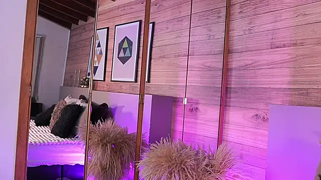 Snapshot of IzzyWild chatting on November 2025 11:21:02 AM IzzyWild online show from November 2025 11:21:02 AM