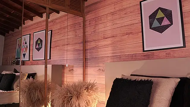 Snapshot of IzzyWild chatting on November 2025 10:47:02 AM IzzyWild online show from November 2025 10:47:02 AM