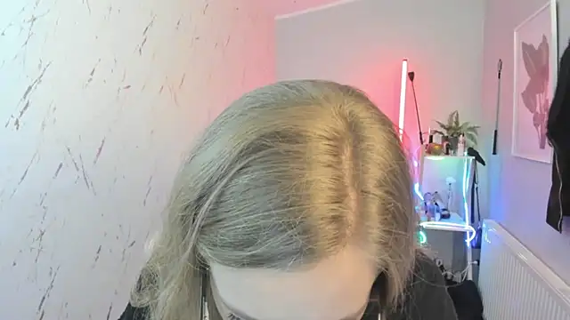 holly xglam online show from October 2025 05:10:01 PM