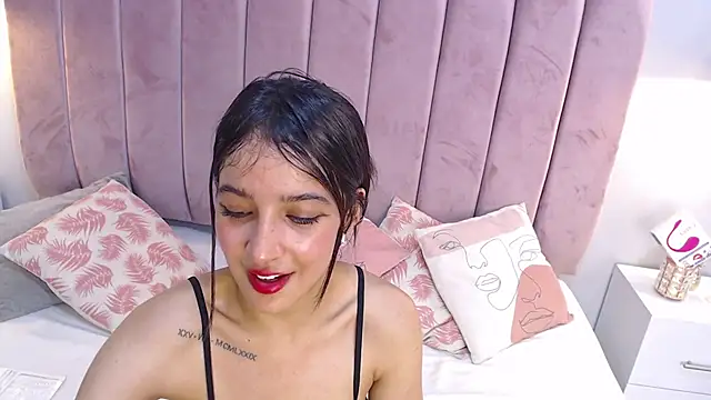 Snapshot of LeenaBrown chatting on January 2025 06:54:01 PM LeenaBrown online show from January 2025 06:54:01 PM