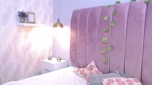 Snapshot of LeenaBrown chatting on February 2025 04:03:02 PM LeenaBrown online show from February 2025 04:03:02 PM