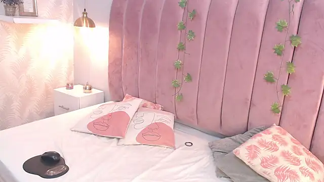 Snapshot of LeenaBrown chatting on February 2025 07:10:01 PM LeenaBrown online show from February 2025 07:10:01 PM