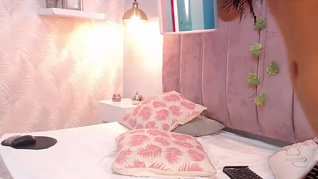 Snapshot of LeenaBrown chatting on February 2025 03:58:02 PM LeenaBrown online show from February 2025 03:58:02 PM