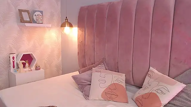 Snapshot of LeenaBrown chatting on November 2025 01:00:02 PM LeenaBrown online show from November 2025 01:00:02 PM