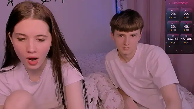 Snapshot of CoddleWeeper_ chatting on March 2026 04:32:01 PM CoddleWeeper online show from March 2026 04:32:01 PM