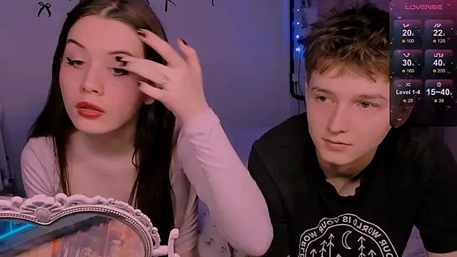 Snapshot of CoddleWeeper_ chatting on April 2026 01:41:01 PM CoddleWeeper online show from April 2026 01:41:01 PM