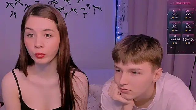 Snapshot of CoddleWeeper_ chatting on April 2026 02:43:01 PM CoddleWeeper online show from April 2026 02:43:01 PM