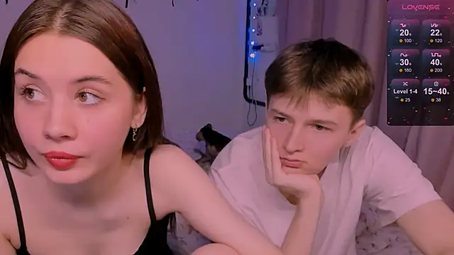 Snapshot of CoddleWeeper_ chatting on April 2026 04:20:01 PM CoddleWeeper online show from April 2026 04:20:01 PM