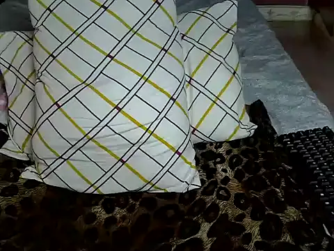 Snapshot of Queen_petite_ chatting on September 2025 05:35:02 PM Queen petite online show from September 2025 05:35:02 PM