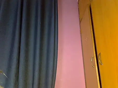 Snapshot of Queen_petite_ chatting on November 2025 08:41:01 PM Queen petite online show from November 2025 08:41:01 PM