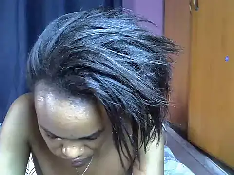 Snapshot of Queen_petite_ chatting on December 2025 06:16:01 PM Queen petite online show from December 2025 06:16:01 PM