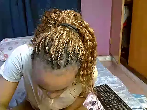 Snapshot of Queen_petite_ chatting on February 2026 04:32:01 AM Queen petite online show from February 2026 04:32:01 AM