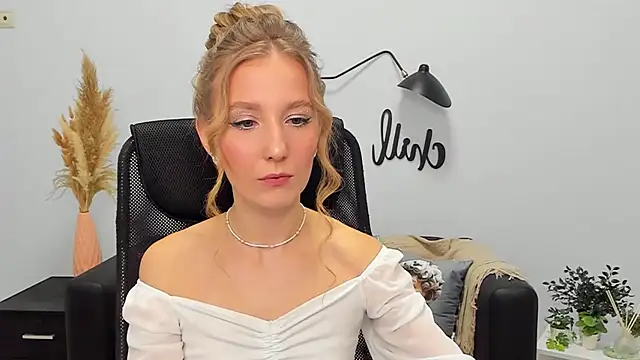 LolaWilsons online show from February 2025 03:00:01 PM