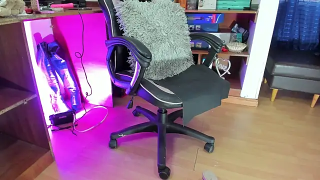 Snapshot of LiaTaylorr chatting on October 2025 12:28:02 PM LiaTaylorr online show from October 2025 12:28:02 PM