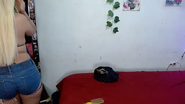 Snapshot of the_lesbian_game chatting on April 2026 06:20:01 PM the lesbian game online show from April 2026 06:20:01 PM