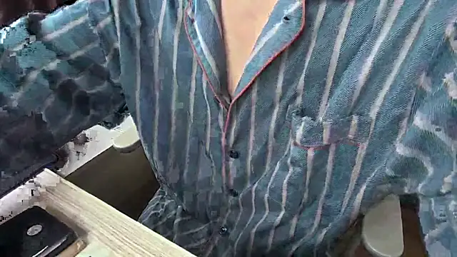 Snapshot of YunheLEE chatting on December 2025 08:01:02 AM YunheLEE online show from December 2025 08:01:02 AM