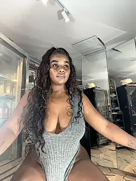 Snapshot of MAREIA_25 chatting on March 2025 03:13:02 AM MAREIA 25 online show from March 2025 03:13:02 AM