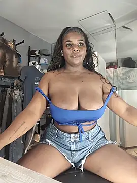 Snapshot of MAREIA_25 chatting on December 2025 06:48:01 PM MAREIA 25 online show from December 2025 06:48:01 PM