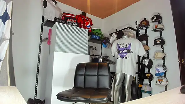 Snapshot of MAREIA_25 chatting on March 2026 04:15:01 PM MAREIA 25 online show from March 2026 04:15:01 PM