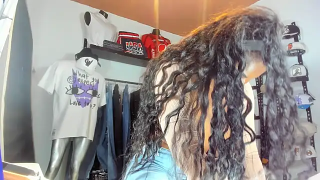 Snapshot of MAREIA_25 chatting on March 2026 04:10:02 PM MAREIA 25 online show from March 2026 04:10:02 PM