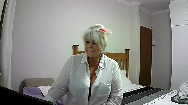 Snapshot of Miahotmilf chatting on December 2024 07:44:01 PM Miahotmilf online show from December 2024 07:44:01 PM