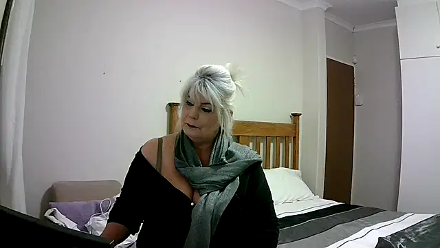 Snapshot of Miahotmilf chatting on December 2024 09:50:02 PM Miahotmilf online show from December 2024 09:50:02 PM