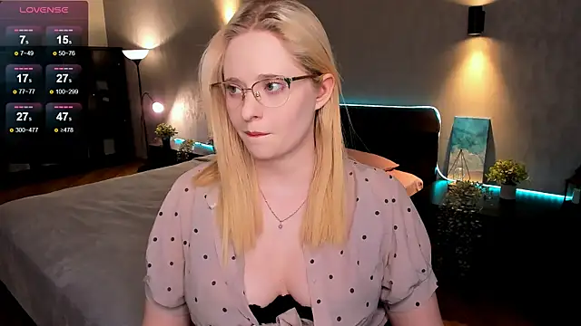 Snapshot of Aemilia_ chatting on March 2025 08:42:01 AM Aemilia online show from March 2025 08:42:01 AM