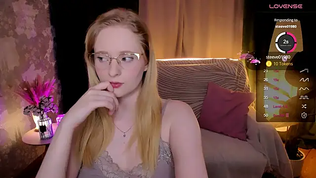 Snapshot of Aemilia_ chatting on October 2025 06:12:01 AM Aemilia online show from October 2025 06:12:01 AM