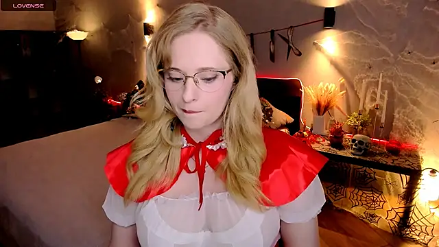 Snapshot of Aemilia_ chatting on October 2025 08:16:02 AM Aemilia online show from October 2025 08:16:02 AM