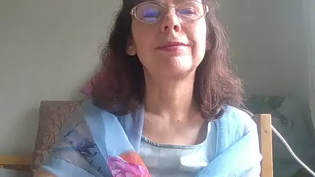 Snapshot of HollyJewel chatting on May 2026 09:28:02 AM HollyJewel online show from May 2026 09:28:02 AM